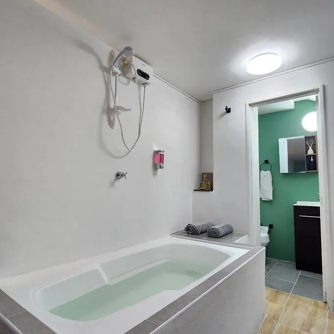 Loft With Bathtub In Laureles Apartment Medellin